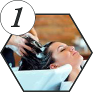 Imagen mujer lavándose el cabello con Liso Diamante Shampoo Clarificante