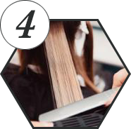 Imagen realizando secado y planchado del cabello para activar la Aminokeratina