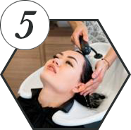 Imagen mujer enjuagando el cabello